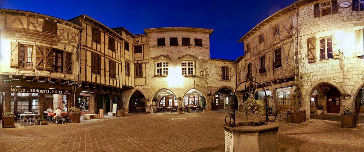 Castelnau place aux arcades nuit