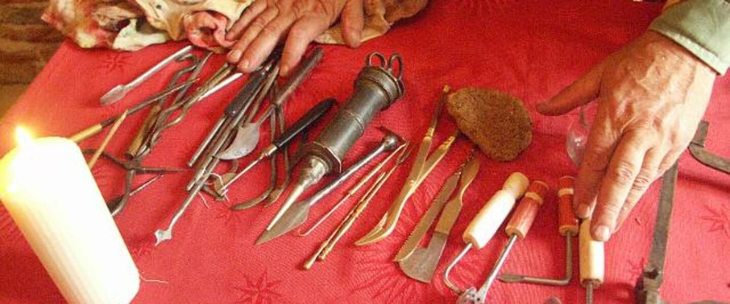 Conf médecine - trousse de chriurgine barbier