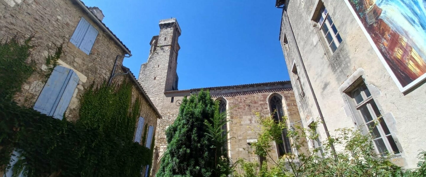 Cordes devant l'église