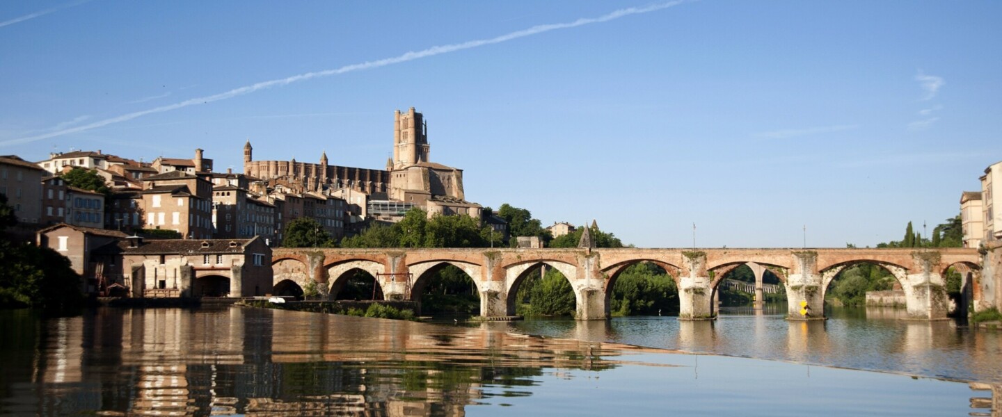 Groupe épiscopal et pont Vieux depuis la rivière tarn